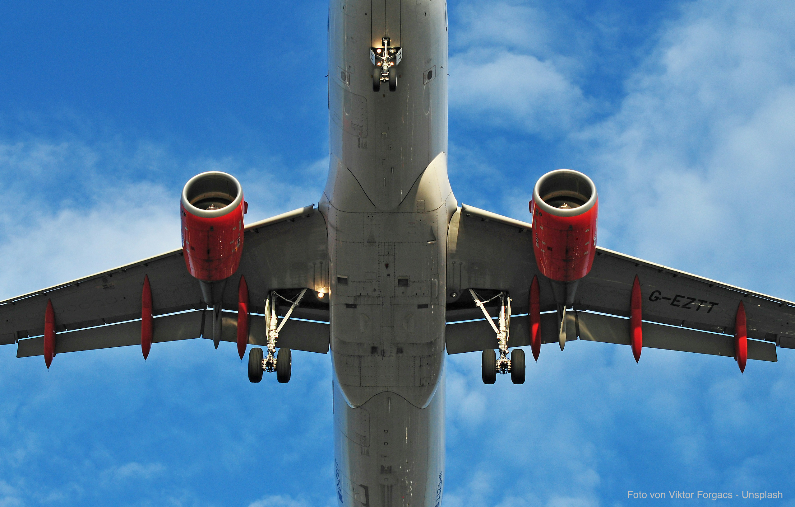 Flugzeug startet Richtung Alpen – Symbolbild für den privaten Flughafentransfer von Salzburg nach Maria Alm, Zell am See und Kaprun für Einzelreisende, Paare und Business-Kunden.